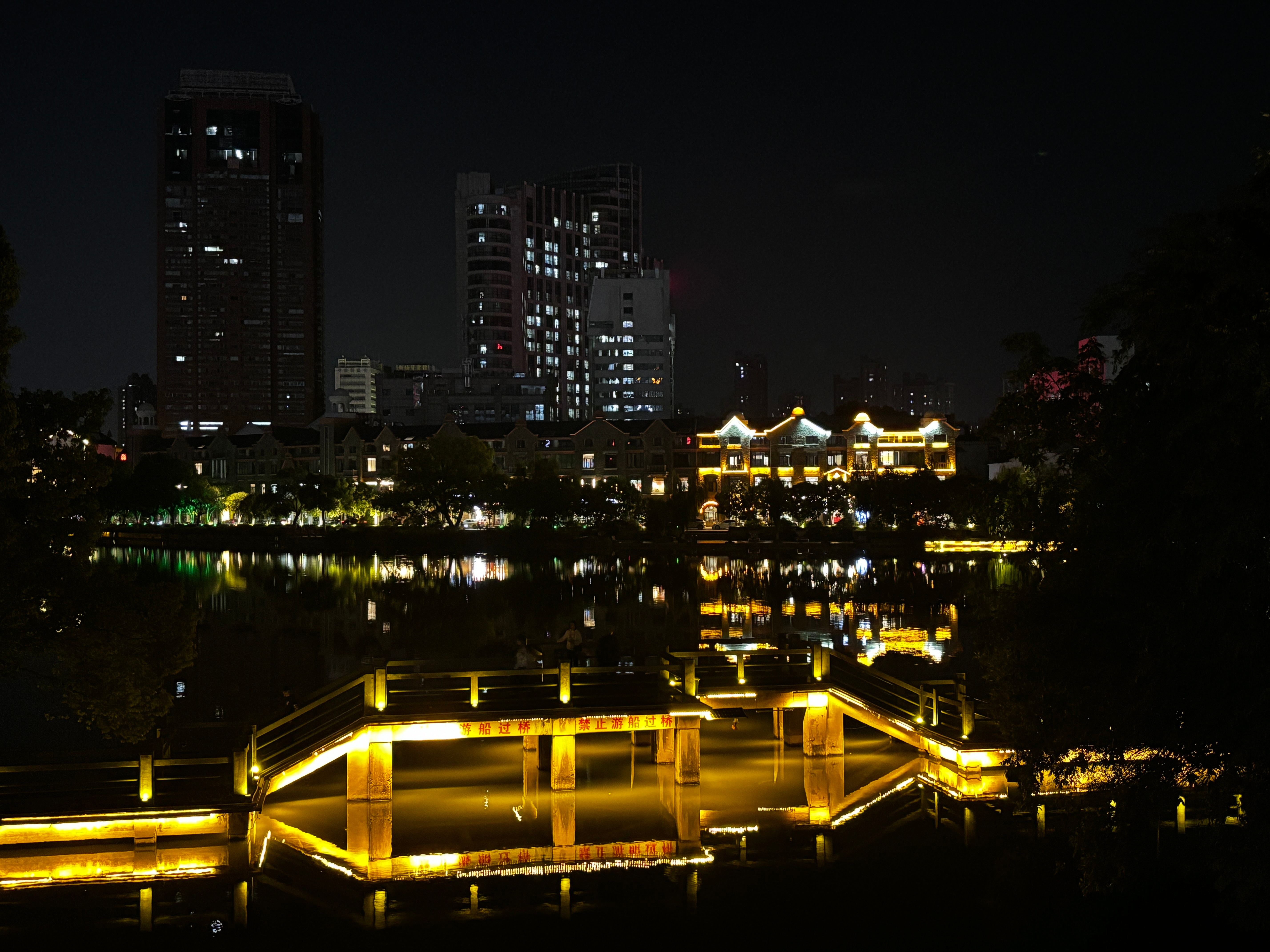 城市夜景，星光與都市之光的璀璨交融